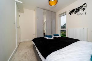 Postel nebo postele na pokoji v ubytování Stunning 2 bedroom Flat near Green park & Stadium