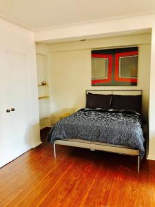 Tempat tidur dalam kamar di Stylish Montreal Apartment: Comfortable Stay in the Golden Square Mile