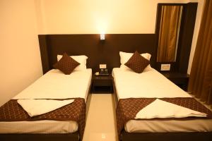 Hotel Tripti-Biswanath Chariali客房内的一张或多张床位