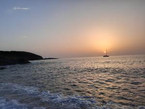 トッレ・デイ・コルサリにあるVilla la Torre Levanteの夕日の海上帆船