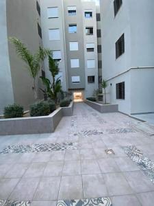 un edificio con un patio con plantas y edificios en Dar Kmar, en Túnez