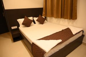 Hotel Tripti-Biswanath Chariali客房内的一张或多张床位
