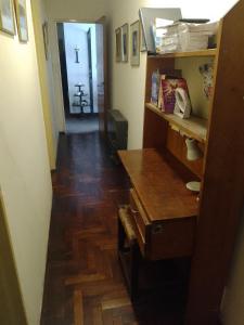 a hallway with a room with a wooden floor at Habitación single con baño privado en departamento compartido in Cordoba
