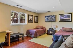 een slaapkamer met 2 bedden en een bank bij Artsy Downtown Treehouse Perfect Flagstaff Location in Flagstaff