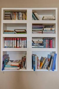 een boekenplank gevuld met veel boeken bij Artsy Downtown Treehouse Perfect Flagstaff Location in Flagstaff