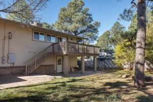 een huis met een terras aan de zijkant bij Artsy Downtown Treehouse Perfect Flagstaff Location in Flagstaff