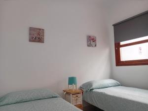 a bedroom with two twin beds and a window at El Rincon de Nina in Las Lagunas