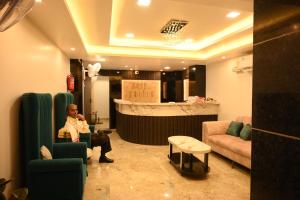 Hotel Tripti-Biswanath Chariali的休息区