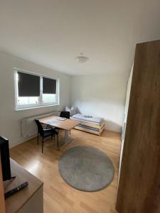 uma sala de estar com uma mesa e uma cama em Wohnung in Möser mit Grillmöglichkeit 