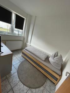 1 dormitorio pequeño con 1 cama y 2 ventanas en Wohnung in Möser mit Grillmöglichkeit 