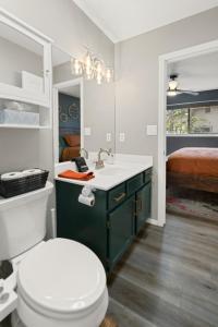 1 cama y baño con aseo y lavamanos. en Stylish Home with in Home Gym AC Fully Fenced Yard, en Flagstaff