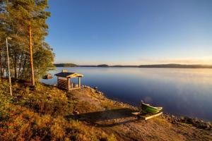 SavonrantaにあるVilla Ukkoteeriの湖畔に座る小舟