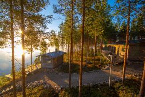 SavonrantaにあるVilla Ukkoteeriの湖畔の森の小屋
