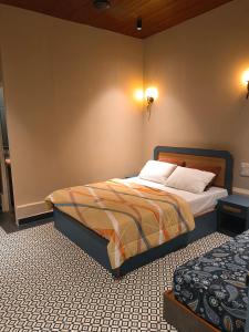 - une chambre avec un lit dans une chambre avec 2 lits dans l'établissement South Delhi restaurant and resort, à Vagator