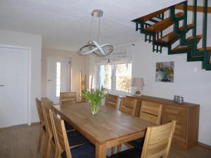 a dining room with a wooden table and chairs at Ferienhaus zwischen den Seen in Sedlitz