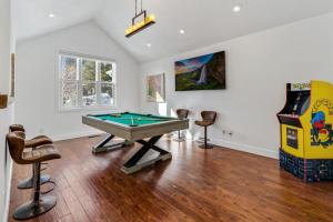 Biliár nebo kulečník v ubytování White Peak Lodge Ping Pong Pool Table PACMAN