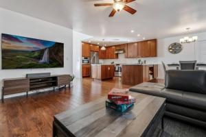 Kuchyň nebo kuchyňský kout v ubytování White Peak Lodge Ping Pong Pool Table PACMAN