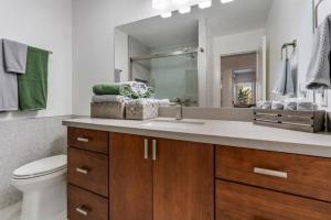 Koupelna v ubytování White Peak Lodge Ping Pong Pool Table PACMAN + 30 fotografií