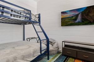 Postel nebo postele na pokoji v ubytování White Peak Lodge Ping Pong Pool Table PACMAN