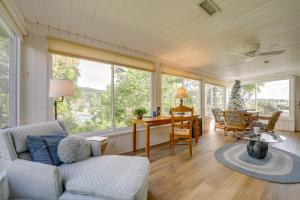 Χώρος καθιστικού στο Serene Lake Junaluska Gem Deck and Mountain Views