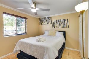 um quarto com uma cama com duas toalhas em Opa-locka Townhome, 15 Mi to Miami Beach! em Opa-locka