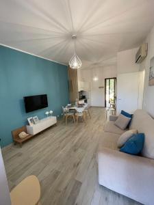 - un salon avec un canapé et une salle à manger dans l'établissement Ca San Vito Lo Capo Villa Maria, à San Vito Lo Capo
