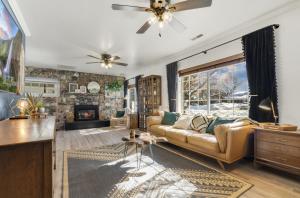 ein Wohnzimmer mit einem Sofa und einem Kamin in der Unterkunft Hot tub Downtown The Bungalow in Flagstaff