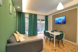 un soggiorno con divano e tavolo di Delicious 2 Bed Room Apartment and Garden by YH a Roma