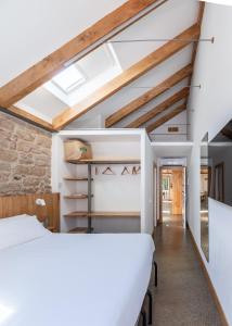 sypialnia z łóżkiem i sklepionym sufitem w obiekcie La Fonda w mieście Pontevedra