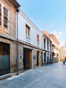 una strada vuota in una città con edifici di La Fonda a Pontevedra