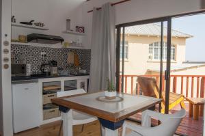 uma cozinha e sala de jantar com mesa e cadeiras em Wildhorses B&B and Self Catering em Lüderitz