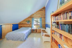1 dormitorio con cama y estante para libros en Libby Home with Mountain Views Gazebo and Fire Pit!, en Libby