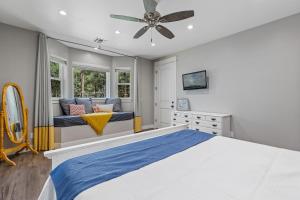 sypialnia z łóżkiem i wentylatorem sufitowym w obiekcie NEW Mini Mansion Paradise Hot Tub Pool table 2 acres AC w mieście Flagstaff