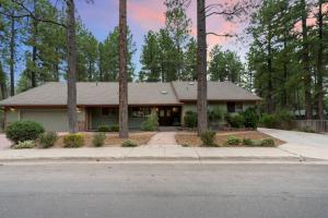 una casa sul ciglio di una strada di Large Groups Sleeps 20 Must See a Flagstaff