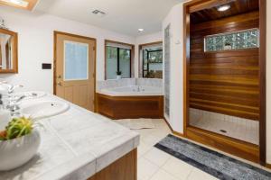 un bagno con vasca e lavandino di Large Groups Sleeps 20 Must See a Flagstaff Altre 33 foto