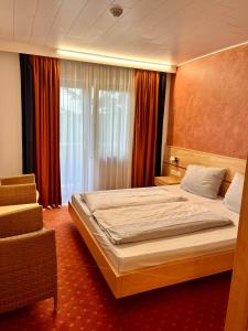um quarto com uma cama grande e uma janela em Terra Ventura Hotel em Gondorf