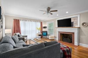 sala de estar con sofá y chimenea en Madison Terrace - Large Home With Game Room - 10, en Clarksville