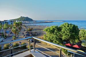 een uitzicht op het strand en de oceaan met mensen bij corail royal hotel in Tabarka