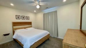 1 dormitorio con 1 cama y ventilador de techo en The Blue Door at Sylva Home Base Apartments en Sylva