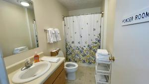 y baño con lavabo, aseo y ducha. en The Blue Door at Sylva Home Base Apartments, en Sylva