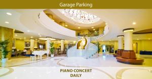 布拉格Don Giovanni Hotel Prague - Great Hotels of The World的酒店大堂里悬挂着枝形吊灯