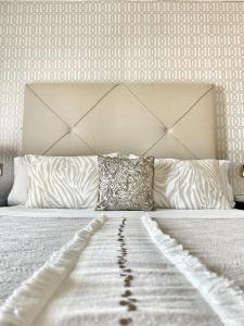 Łóżko lub łóżka w pokoju w obiekcie Luxury Sunny Villa