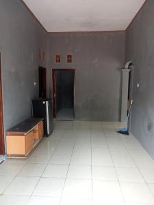 une chambre vide avec une cuisine équipée d'un réfrigérateur dans l'établissement Ambasador, à Cipakus