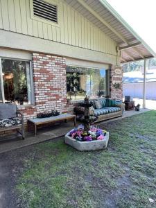 a patio with a fountain in the middle of a yard at Fairway Apartments Unit 1 in Twain Harte