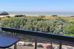 un balcon avec vue sur un parking dans l'établissement Studio met zeezicht, à Blankenberge