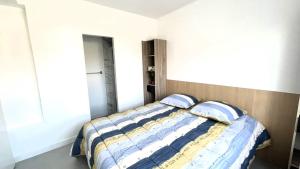 una camera da letto con un letto con due cuscini sopra di STRASBOURG CENTRE HISTORIQUE Accès direct en Tram et Aéroport a Lingolsheim