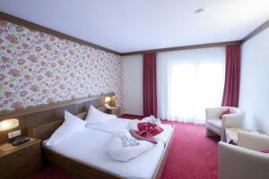 Una habitación de hotel con una cama con toallas. en Hotel Silvia, en Sankt Kanzian