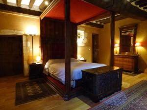 1 dormitorio con cama con dosel en una habitación en 2 Suites dans demeure authentique du XVÈME 