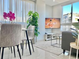 TV a/nebo společenská místnost v ubytování Cozy City Center Condo Full AC