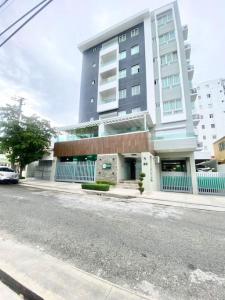 a building on the side of a street at Cozy City Center Condo Full AC in Santo Domingo